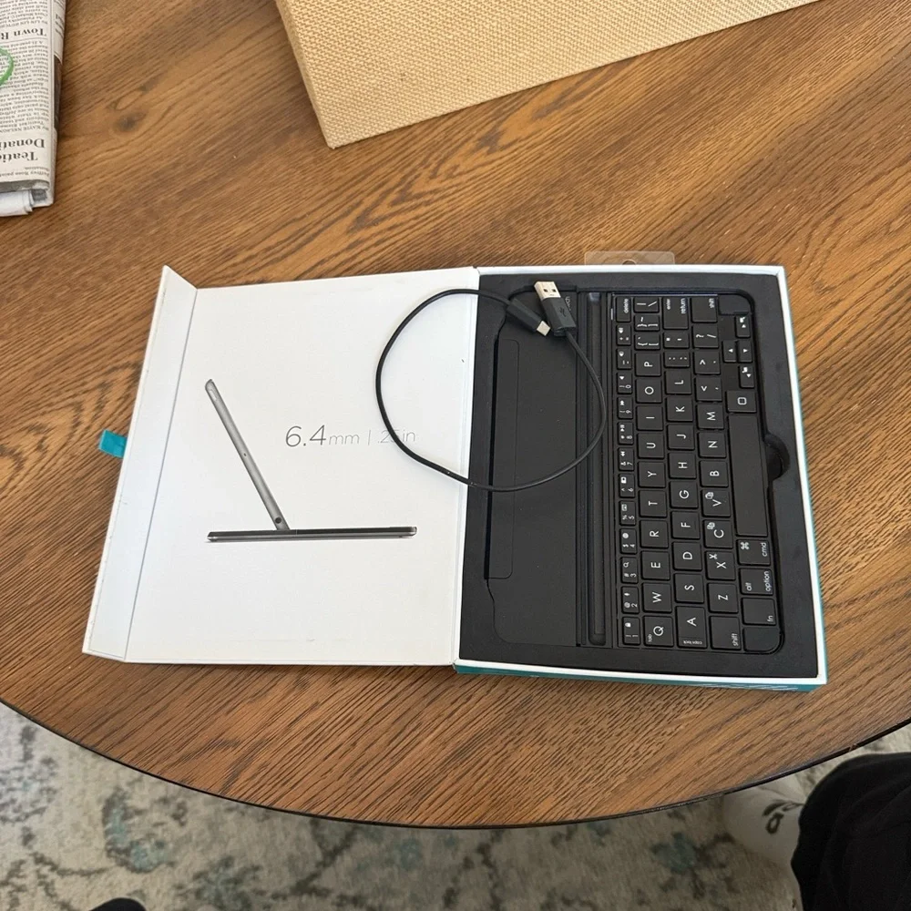 ☀️3/$15 Logitech Ultrathin Magnetic Clip On Keyboard Cover for iPad Mini